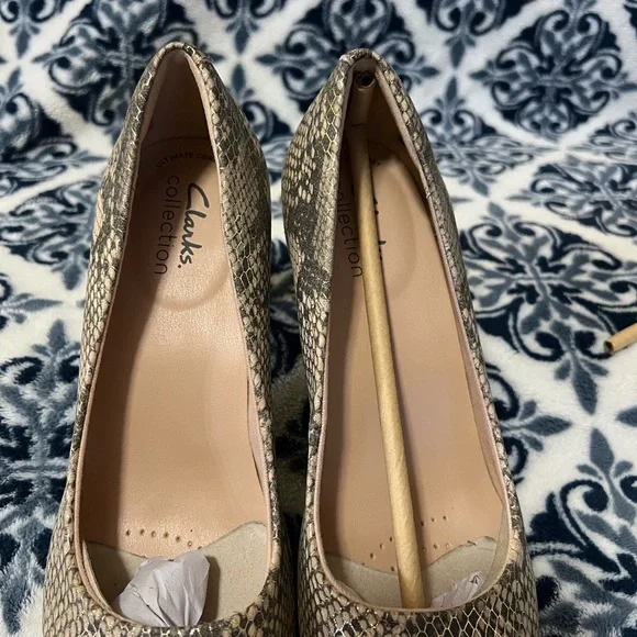 NWT, 6 1/2 Clarks Women's Ambyr Joy Pump, Beige Metallic - Picture 6 of 11